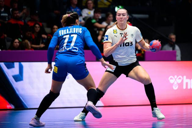 Handball, Frauen WM, Gruppe C: Deutschland - Serbien v.li. Aleksandra Vukajlovic (Serbien) ,Viola Leuchter (Deutschland) Stuttgart Porsche Arena Baden-Württemberg Deutschland