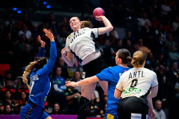 Handball, Frauen WM, Gruppe C: Deutschland - Serbien Viola Leuchter (Deutschland) Stuttgart Porsche Arena Baden-Württemberg Deutschland