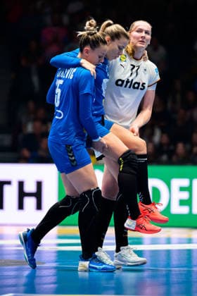 Handball, Frauen WM, Gruppe C: Deutschland - Serbien v.li. Andela Janjusevic (Serbien), Sanja Radosavljevic (Serbien) Verletzt Verletzung Schmerzen, Viola Leuchter (Deutschland) Stuttgart Porsche Arena Baden-Württemberg Deutschland