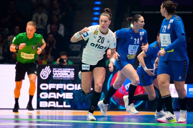 Handball, Frauen WM, Gruppe C: Deutschland - Serbien Emily Vogel (Deutschland) Jubel Freude Emotion Stuttgart Porsche Arena Baden-Württemberg Deutschland