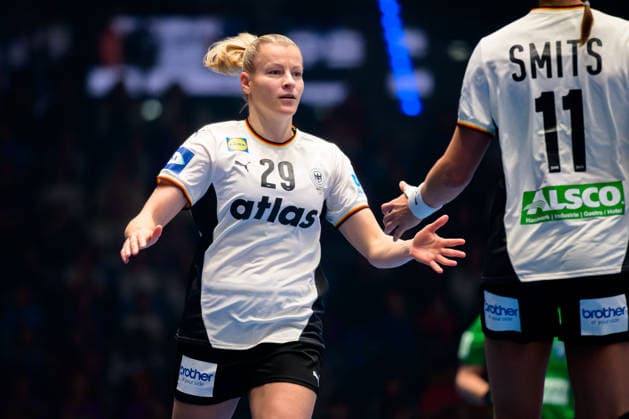 Handball, Frauen WM, Gruppe C: Deutschland - Serbien Antje Döll Doell (Deutschland), Xenia Smits (Deutschland) Stuttgart Porsche Arena Baden-Württemberg Deutschland