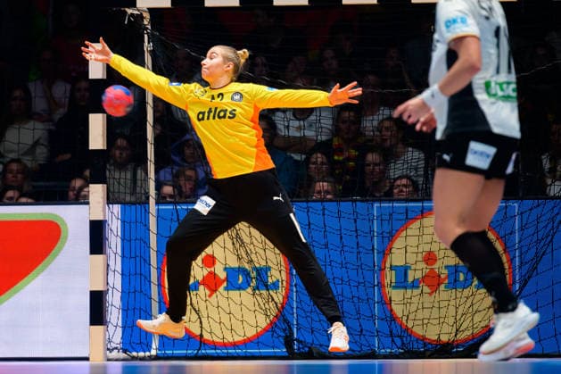 Handball, Frauen WM, Gruppe C: Deutschland - Serbien Torhueterin Katharina Filter (Deutschland) Stuttgart Porsche Arena Baden-Württemberg Deutschland