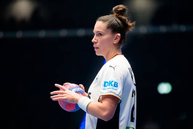 Handball, Frauen WM, Gruppe C: Deutschland - Serbien Emily Vogel (Deutschland) Stuttgart Porsche Arena Baden-Württemberg Deutschland