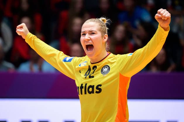 Handball, Frauen WM, Gruppe C: Deutschland - Serbien Torhueterin Katharina Filter (Deutschland) Jubel Freude Emotion Stuttgart Porsche Arena Baden-Württemberg Deutschland