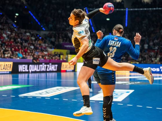 Alina Grijseels (Deutschland, 04) springt in den Kreis, Deutschland vs. Serbien, Handball, Weltmeisterschaft, Frauen, Spielzeit 2025 2026, 30.11.2025, Deutschland vs. Serbien, Handball, Weltmeisterschaft, Frauen, Spielzeit 2025 2026, 30.11.2025 Stuttgart Copyright: xEibner-Pressefoto MichaelxSchmidx EP_MST