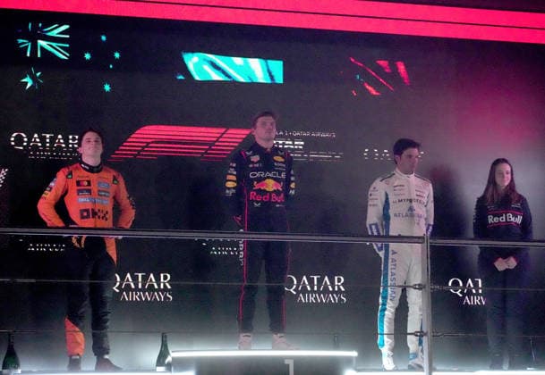 Formula 1 Qatar Airways Qatar Grand Prix 2025 30.11.2025, Losail International Circuit, Doha, Formula 1 Qatar Airways Qatar Grand Prix 2025 ,im Bild Sieger Max Verstappen (NLD), Oracle Red Bull Racing, 2.Platz für Oscar Piastri (AUS), McLaren F1 Team, 3.Platz für Carlos Sainz Jr. (ESP), Atlassian Williams Racing, leitende Strateggieingeneurin Hannah Schmitz (Red Bull Racing)