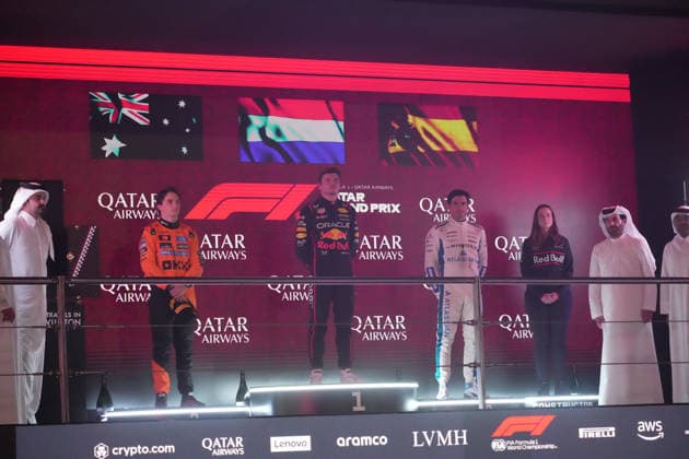 Formula 1 Qatar Airways Qatar Grand Prix 2025 30.11.2025, Losail International Circuit, Doha, Formula 1 Qatar Airways Qatar Grand Prix 2025 ,im Bild Sieger Max Verstappen (NLD), Oracle Red Bull Racing, 2.Platz für Oscar Piastri (AUS), McLaren F1 Team, 3.Platz für Carlos Sainz Jr. (ESP), Atlassian Williams Racing, leitende Strateggieingeneurin Hannah Schmitz (Red Bull Racing)