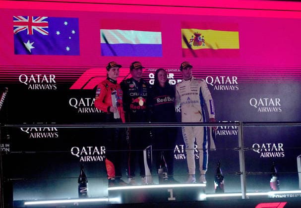 Formula 1 Qatar Airways Qatar Grand Prix 2025 30.11.2025, Losail International Circuit, Doha, Formula 1 Qatar Airways Qatar Grand Prix 2025 ,im Bild Sieger Max Verstappen (NLD), Oracle Red Bull Racing, 2.Platz für Oscar Piastri (AUS), McLaren F1 Team, 3.Platz für Carlos Sainz Jr. (ESP), Atlassian Williams Racing, leitende Strateggieingeneurin Hannah Schmitz (Red Bull Racing)
