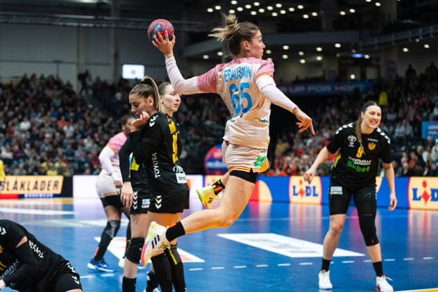ERAUSKIN MARTINEZ Anne (65 Spain) takes a shot at goal during the IHF Women s Handball World Championship, WM, Weltmeisterschaft game between Montenegro and Spain at the SWT Arena in Trier, Germany Copyright: xMartinxPitschx xSPPx Sportspressphoto_SPR68156