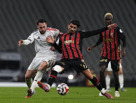 Fatih Karagumruk v Besiktas - Turkish Super Lig ISTANBUL, TURKIYE - NOVEMBER 30: Orkun Kokcu of Besiktas in action against Ricardo Esgaio (47) of Fatih Karagumruk during the Turkish Super Lig week 14 match between Misirli.com.tr Fatih Karagumruk and Besiktas at Ataturk Olympic Stadium in Istanbul, Turkiye, on November 30, 2025. Esra Bilgin Anadolu Istanbul Turkey. Editorial use only. Please get in touch for any other usage.  Copyright: x2025xAnadoluxEsraxBilginx