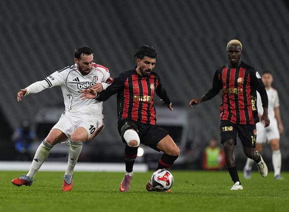 Fatih Karagumruk v Besiktas - Turkish Super Lig ISTANBUL, TURKIYE - NOVEMBER 30: Orkun Kokcu of Besiktas in action against Ricardo Esgaio (47) of Fatih Karagumruk during the Turkish Super Lig week 14 match between Misirli.com.tr Fatih Karagumruk and Besiktas at Ataturk Olympic Stadium in Istanbul, Turkiye, on November 30, 2025. Esra Bilgin Anadolu Istanbul Turkey. Editorial use only. Please get in touch for any other usage.  Copyright: x2025xAnadoluxEsraxBilginx