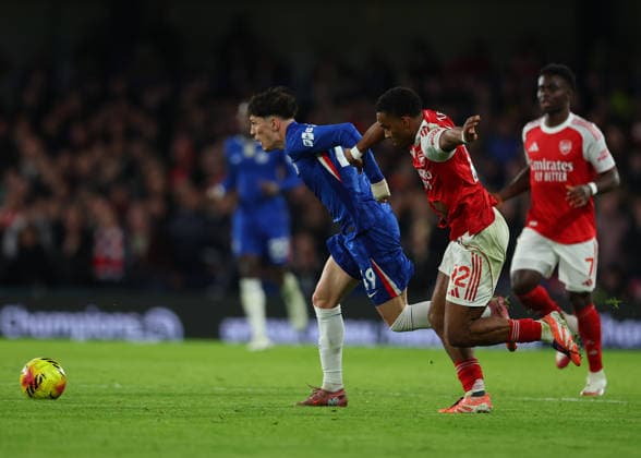 30th November 2025; Stamford Bridge, Chelsea, London, England: Premier League Football, Chelsea versus Arsenal; Alejandro Garnacho of Chelsea challenged by Jurrien Timber of Arsenal  JohnxPatrickxFletcher