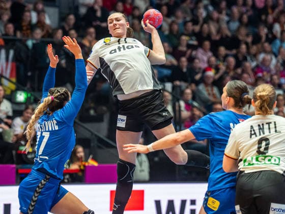 Viola Leuchter (Deutschland, 77) wirft aus dem Rueckraum, Deutschland vs. Serbien, Handball, Weltmeisterschaft, Frauen, Spielzeit 2025 2026, 30.11.2025, Deutschland vs. Serbien, Handball, Weltmeisterschaft, Frauen, Spielzeit 2025 2026, 30.11.2025 Stuttgart Copyright: xEibner-Pressefoto MichaelxSchmidx EP_MST