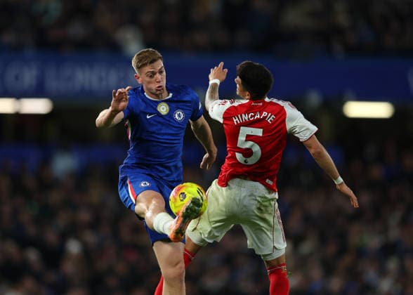 30th November 2025; Stamford Bridge, Chelsea, London, England: Premier League Football, Chelsea versus Arsenal; Liam Delap of Chelsea challenged by Piero Hincapie of Arsenal  JohnxPatrickxFletcher