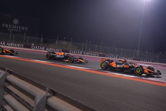 Formula 1 Qatar Airways Qatar Grand Prix 2025 30.11.2025, Losail International Circuit, Doha, Formula 1 Qatar Airways Qatar Grand Prix 2025 ,im Bild Oscar Piastri (AUS), McLaren F1 Team, Max Verstappen (NLD), Oracle Red Bull Racing
