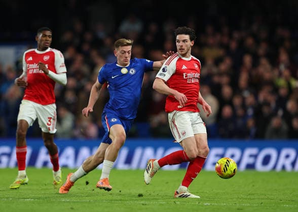 30th November 2025; Stamford Bridge, Chelsea, London, England: Premier League Football, Chelsea versus Arsenal; Declan Rice of Arsenal challenged by Liam Delap of Chelsea  JohnxPatrickxFletcher