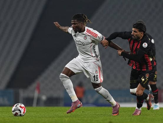 Misirli.com.tr Fatih Karagumruk v Besiktas - Turkish Super Lig ISTANBUL, TURKIYE - NOVEMBER 30: Ricardo Esgaio (47) of Fatih Karagumruk in action against El Bilal Toure (19) of Besiktas during the Turkish Super Lig week 14 match between Misirli.com.tr Fatih Karagumruk and Besiktas at Ataturk Olympic Stadium in Istanbul, Turkiye, on November 30, 2025. Esra Bilgin Anadolu Istanbul Turkey. Editorial use only. Please get in touch for any other usage.  Copyright: x2025xAnadoluxEsraxBilginx