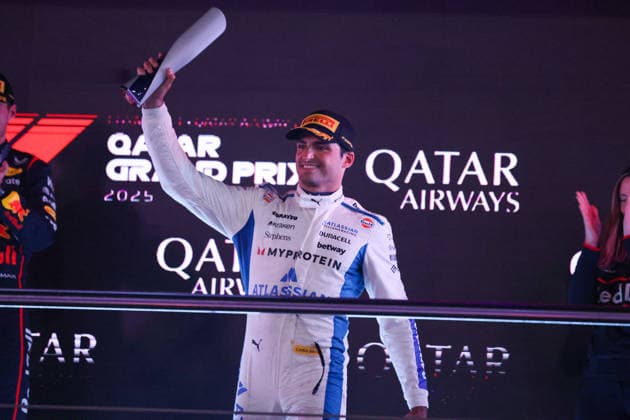 Carlos Sainz (Atlassian Williams Racing, 55), Podium, Rennen, QAT, Formel 1 Weltmeisterschaft, Qatar Grand Prix, Doha, Lusail, Lusail International Circuit, Sunday, Race Day, 30.11.2025 QAT, Formel 1 Weltmeisterschaft, Qatar Grand Prix, Doha, Lusail, Lusail International Circuit, Sunday, Race Day, 30.11.2025 Doha Copyright: xEibner-Pressefoto AnnikaxGrafx EP_AGF