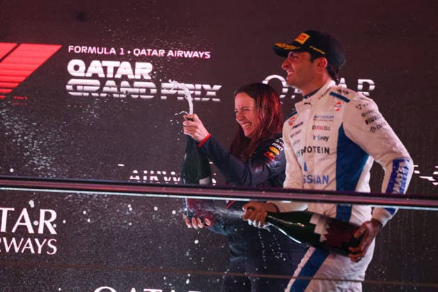 Carlos Sainz (Atlassian Williams Racing, 55), Hannah Schmitz (Chefstrategin Oracle Red Bull Racing), Podium, Rennen, QAT, Formel 1 Weltmeisterschaft, Qatar Grand Prix, Doha, Lusail, Lusail International Circuit, Sunday, Race Day, 30.11.2025 QAT, Formel 1 Weltmeisterschaft, Qatar Grand Prix, Doha, Lusail, Lusail International Circuit, Sunday, Race Day, 30.11.2025 Doha Copyright: xEibner-Pressefoto AnnikaxGrafx EP_AGF