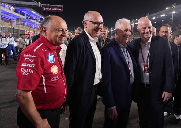 Formula 1 Qatar Airways Qatar Grand Prix 2025 30.11.2025, Losail International Circuit, Doha, Formula 1 Qatar Airways Qatar Grand Prix 2025 ,im Bild Teamchef Frederic Vasseur (Scuderia Ferrari), Formel 1 Chef Stefano Domenicali, Piero Ferrari, FIFA Präsident Gianni Infantino