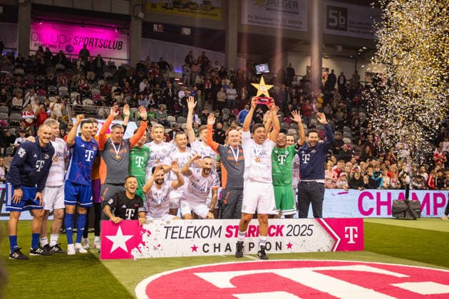 Telekom Star Kick 2025, 30.11.2025, Telekom Dome Die FC Bayern Legends mit Kapitän Giovane Elber gewinnen das Turnier - Zahlreiche ehemalige Stars des FC Bayern München und TikToker, Influencer und andere Internet-Stars stehen im Bonner Telekom Dome für den guten Zweck auf dem Kleinfeld. Jedes Team spielt für eine gemeinnützige Organisation. - Telekom Dome, Bonn Copyright: xBEAUTIFULxSPORTS Derixx