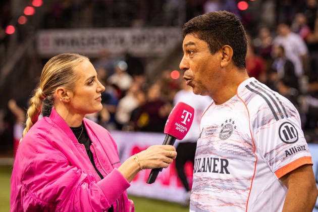 Telekom Star Kick 2025, 30.11.2025, Telekom Dome Anna Kraft interviewt Giovane Elber nach dem Turniersieg - Zahlreiche ehemalige Stars des FC Bayern München und TikToker, Influencer und andere Internet-Stars stehen im Bonner Telekom Dome für den guten Zweck auf dem Kleinfeld. Jedes Team spielt für eine gemeinnützige Organisation. - Telekom Dome, Bonn Copyright: xBEAUTIFULxSPORTS Derixx
