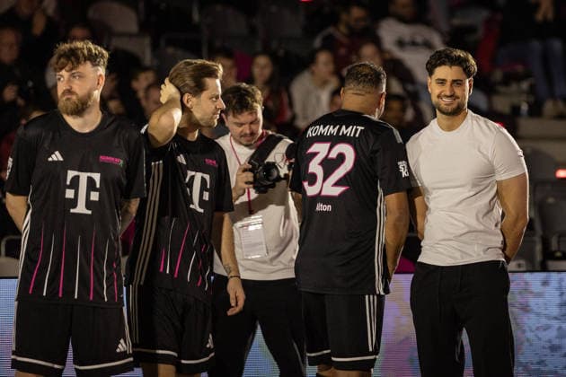 Telekom Star Kick 2025, 30.11.2025, Telekom Dome Mitglieder von Team Komm mit: ViscaBarca (Anton Rinas), Ailton und Elias Eli Nehrlich - Zahlreiche ehemalige Stars des FC Bayern München und TikToker, Influencer und andere Internet-Stars stehen im Bonner Telekom Dome für den guten Zweck auf dem Kleinfeld. Jedes Team spielt für eine gemeinnützige Organisation. - Telekom Dome, Bonn Copyright: xBEAUTIFULxSPORTS Derixx