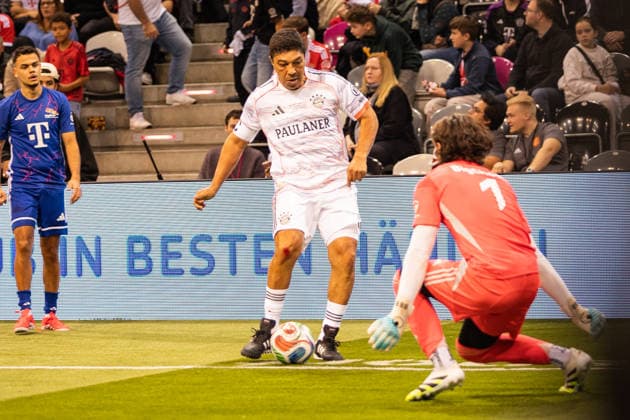 Telekom Star Kick 2025, 30.11.2025, Telekom Dome Giovane Elber trifft - Zahlreiche ehemalige Stars des FC Bayern München und TikToker, Influencer und andere Internet-Stars stehen im Bonner Telekom Dome für den guten Zweck auf dem Kleinfeld. Jedes Team spielt für eine gemeinnützige Organisation. - Telekom Dome, Bonn Copyright: xBEAUTIFULxSPORTS Derixx
