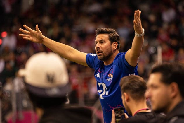 Telekom Star Kick 2025, 30.11.2025, Telekom Dome Claudio Pizarro geht emotional mit - Zahlreiche ehemalige Stars des FC Bayern München und TikToker, Influencer und andere Internet-Stars stehen im Bonner Telekom Dome für den guten Zweck auf dem Kleinfeld. Jedes Team spielt für eine gemeinnützige Organisation. - Telekom Dome, Bonn Copyright: xBEAUTIFULxSPORTS Derixx