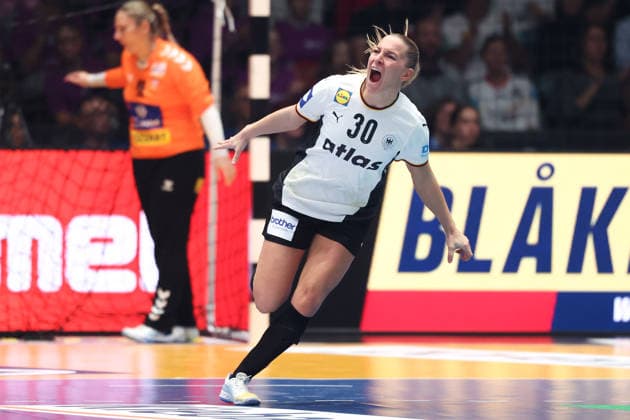 Deutschland - Serbien, IHF Handball-WM der Frauen Jenny Behrend (Deutschland, 30). Vorrundenspiel der Handball-WM der Frauen zwischen Deutschland und Serbien am 30. November 2025 in der Porsche-Arena in Stuttgart., Stuttgart Baden-Württemberg Deutschland Porsche-Arena
