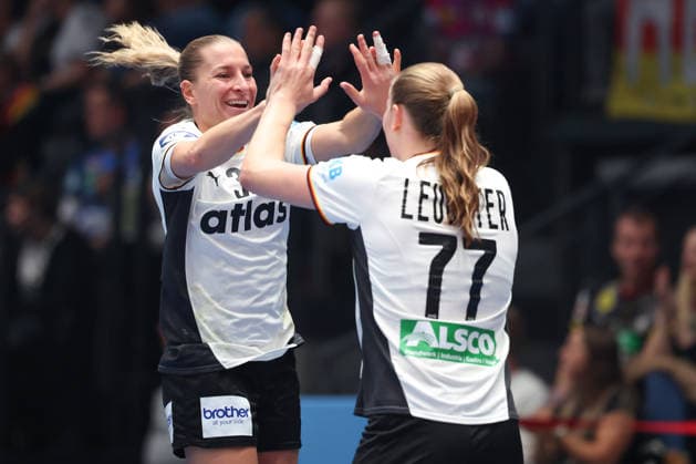 Deutschland - Serbien, IHF Handball-WM der Frauen Jenny Behrend (Deutschland, 30) und Viola Leuchter (Deutschland, 77). Vorrundenspiel der Handball-WM der Frauen zwischen Deutschland und Serbien am 30. November 2025 in der Porsche-Arena in Stuttgart., Stuttgart Baden-Württemberg Deutschland Porsche-Arena
