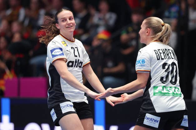 Deutschland - Serbien, IHF Handball-WM der Frauen +d21+ und Jenny Behrend (Deutschland, 30). Vorrundenspiel der Handball-WM der Frauen zwischen Deutschland und Serbien am 30. November 2025 in der Porsche-Arena in Stuttgart., Stuttgart Baden-Württemberg Deutschland Porsche-Arena