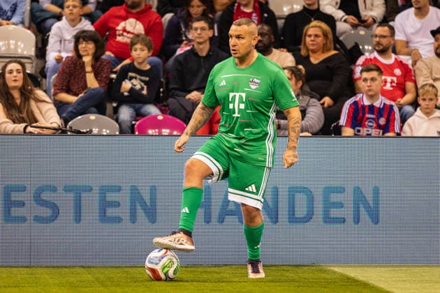 Telekom Star Kick 2025, 30.11.2025, Telekom Dome Pietro Lombardi am Ball - Zahlreiche ehemalige Stars des FC Bayern München und TikToker, Influencer und andere Internet-Stars stehen im Bonner Telekom Dome für den guten Zweck auf dem Kleinfeld. Jedes Team spielt für eine gemeinnützige Organisation. - Telekom Dome, Bonn Copyright: xBEAUTIFULxSPORTS Derixx