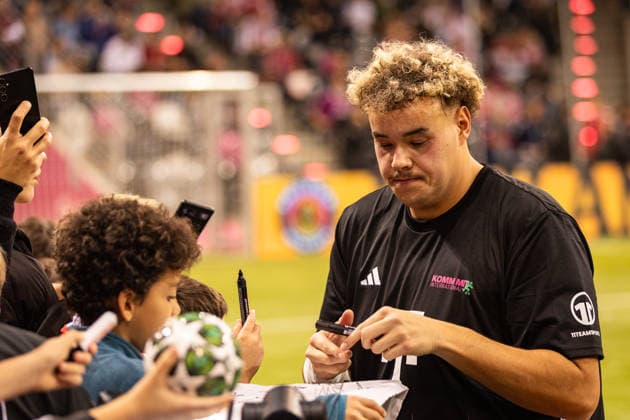 Telekom Star Kick 2025, 30.11.2025, Telekom Dome Aminho (Ahmed Amin Belhadj) gibt Autogramme - Zahlreiche ehemalige Stars des FC Bayern München und TikToker, Influencer und andere Internet-Stars stehen im Bonner Telekom Dome für den guten Zweck auf dem Kleinfeld. Jedes Team spielt für eine gemeinnützige Organisation. - Telekom Dome, Bonn Copyright: xBEAUTIFULxSPORTS Derixx