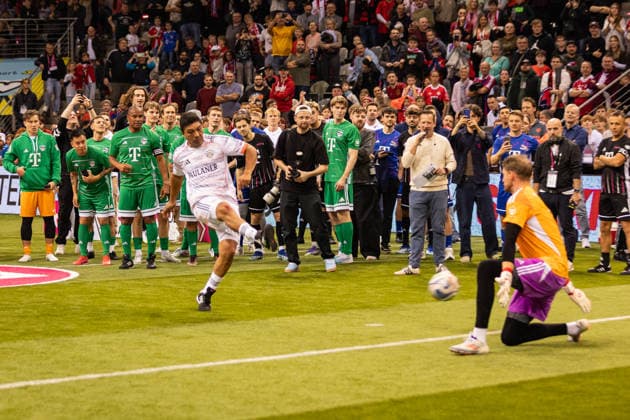 Telekom Star Kick 2025, 30.11.2025, Telekom Dome Giovane Elber trifft den entscheidenden Penalty im Finale - Zahlreiche ehemalige Stars des FC Bayern München und TikToker, Influencer und andere Internet-Stars stehen im Bonner Telekom Dome für den guten Zweck auf dem Kleinfeld. Jedes Team spielt für eine gemeinnützige Organisation. - Telekom Dome, Bonn Copyright: xBEAUTIFULxSPORTS Derixx
