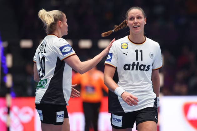 Deutschland - Serbien, IHF Handball-WM der Frauen Antje Döll (Deutschland, 29) und Xenia Smits (Deutschland, 11). Vorrundenspiel der Handball-WM der Frauen zwischen Deutschland und Serbien am 30. November 2025 in der Porsche-Arena in Stuttgart., Stuttgart Baden-Württemberg Deutschland Porsche-Arena