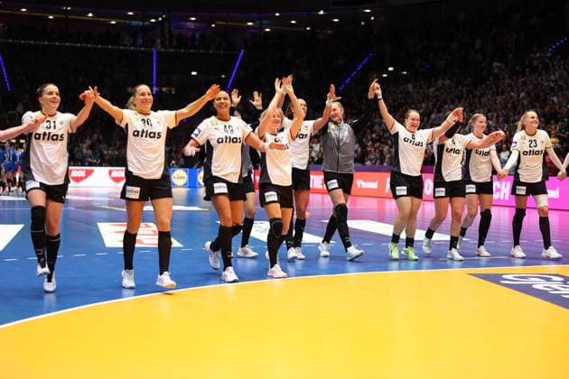 Deutschland - Serbien, IHF Handball-WM der Frauen Jubel des deutschen Teams nach dem Sieg. Vorrundenspiel der Handball-WM der Frauen zwischen Deutschland und Serbien am 30. November 2025 in der Porsche-Arena in Stuttgart., Stuttgart Baden-Württemberg Deutschland Porsche-Arena
