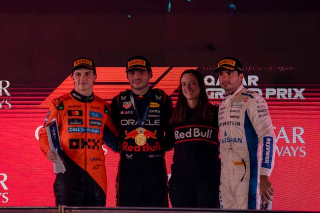 Formula 1 Qatar Airways Qatar Grand Prix 2025 Romain Mathon OVERTAKE MAXPPP - Lusail 30 11 2025 Hannah Schmitz with 01 VERSTAPPEN Max (nld), Oracle Red Bull Racing, portrait, 81 PIASTRI Oscar (aus), McLaren F1 Team, portrait 55 SAINZ Carlos (esp), Atlassian Williams Racing, portrait on the podium at the Formula 1 Qatar Airways Qatar Grand Prix 2025, the 23rd round of the 2025 FIA Formula 1 World Championship, WM, Weltmeisterschaft at the Lusail International Circuit in Lusail, Qatar, from 27 to 30 November 2025 Lusail Lusail International Circuit Qatar Copyright: xOVERTAKE MAXPPPxRomainxMathonx OVT202511303212 OVT202511303212