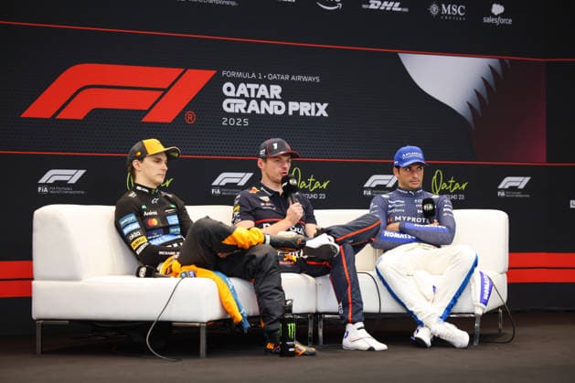 Max Verstappen (Oracle Red Bull Racing, 01), Oscar Piastri (McLaren Formula 1 Team, 81), Carlos Sainz (Atlassian Williams Racing, 55), Pressekonferenz, press conference, PK, Pressekonferenz Post Race, QAT, Formel 1 Weltmeisterschaft, Qatar Grand Prix, Doha, Lusail, Lusail International Circuit, Sunday, Race Day, 30.11.2025 QAT, Formel 1 Weltmeisterschaft, Qatar Grand Prix, Doha, Lusail, Lusail International Circuit, Sunday, Race Day, 30.11.2025 Doha Copyright: xEibner-Pressefoto AnnikaxGrafx EP_AGF