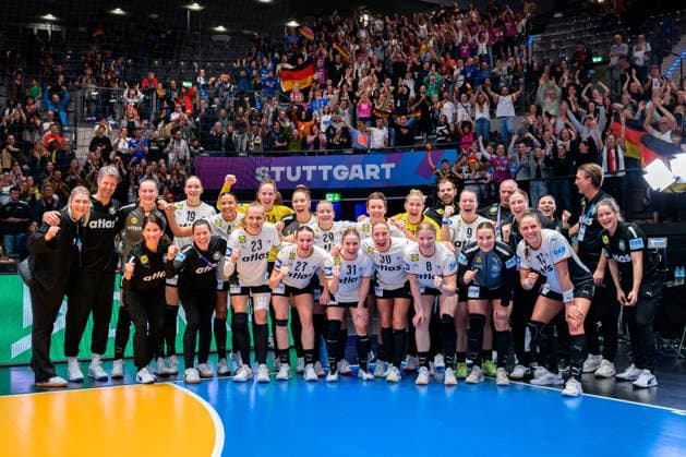 Handball, Frauen WM, Gruppe C: Deutschland - Serbien die Mannschaft von Deutschland, Schlussjubel Schlußjubel Emotion Freude Gruppenfoto, Teamfoto, Abschied aus Stuttgart Stuttgart Porsche Arena Baden-Württemberg Deutschland