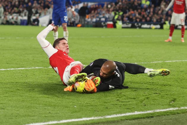 Chelsea v Arsenal 30 November 2025, London - Premier League Football - Chelsea v Arsenal - Viktor Gyokeres of Arsenal catches Chelsea goalkeeper Robert Sanchez in the chest as he slides in for the ball - Photo: Charlotte Wilson Offside. London UK Copyright: xCharlottexWilsonx xOffsidexOffside