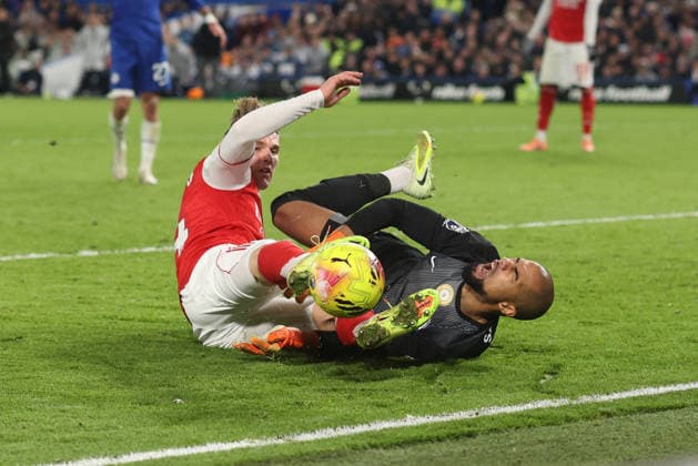 Chelsea v Arsenal 30 November 2025, London - Premier League Football - Chelsea v Arsenal - Viktor Gyokeres of Arsenal catches Chelsea goalkeeper Robert Sanchez in the chest as he slides in for the ball - Photo: Charlotte Wilson Offside. London UK Copyright: xCharlottexWilsonx xOffsidexOffside