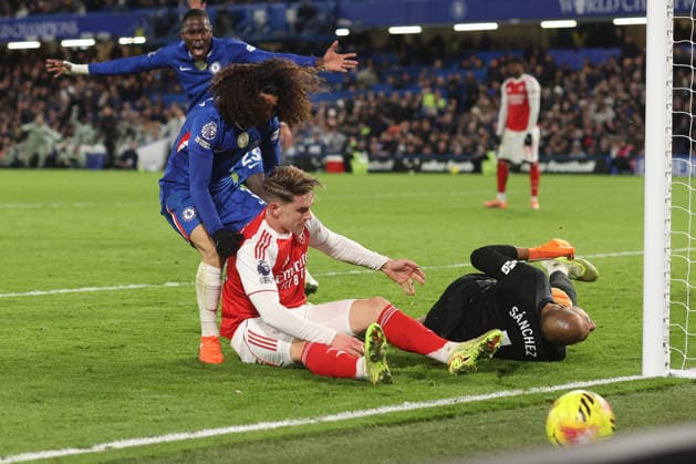 Chelsea v Arsenal 30 November 2025, London - Premier League Football - Chelsea v Arsenal - Marc Cucurella of Chelsea shouts at Viktor Gyokeres of Arsenal after he catches Chelsea goalkeeper Robert Sanchez in the chest sliding in for the ball - Photo: Charlotte Wilson Offside. London UK Copyright: xCharlottexWilsonx xOffsidexOffside