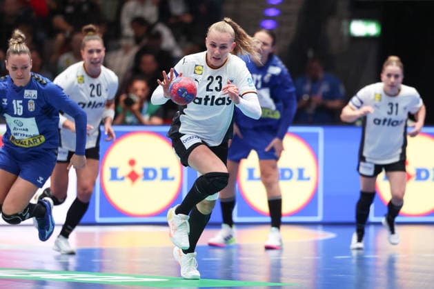 Deutschland - Serbien, IHF Handball-WM der Frauen Annika Lott (Deutschland, 23). Vorrundenspiel der Handball-WM der Frauen zwischen Deutschland und Serbien am 30. November 2025 in der Porsche-Arena in Stuttgart., Stuttgart Baden-Württemberg Deutschland Porsche-Arena