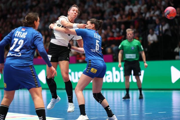 Deutschland - Serbien, IHF Handball-WM der Frauen Tor durch Xenia Smits (Deutschland, 11) vorbei an +s6+. Vorrundenspiel der Handball-WM der Frauen zwischen Deutschland und Serbien am 30. November 2025 in der Porsche-Arena in Stuttgart., Stuttgart Baden-Württemberg Deutschland Porsche-Arena