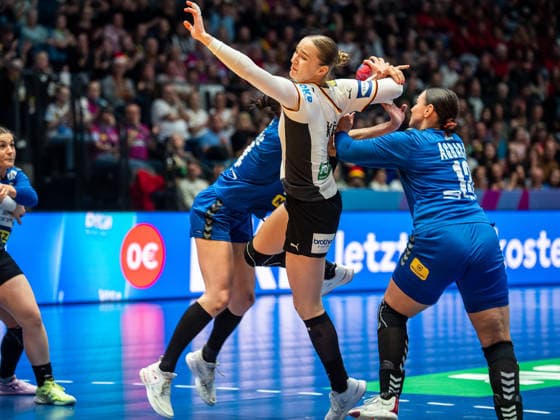 Nieke Kuehne (Deutschland, 19) im Duell mit Jovana Skrobic (Serbien, 24) und Jelena Agbaba (Serbien, 13), Deutschland vs. Serbien, Handball, Weltmeisterschaft, Frauen, Spielzeit 2025 2026, 30.11.2025, Deutschland vs. Serbien, Handball, Weltmeisterschaft, Frauen, Spielzeit 2025 2026, 30.11.2025 Stuttgart Copyright: xEibner-Pressefoto MichaelxSchmidx EP_MST