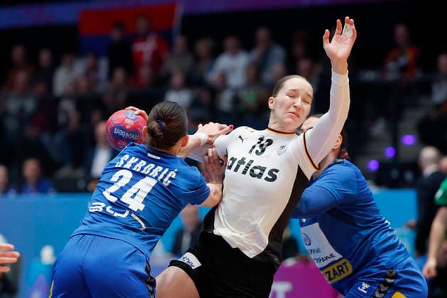 l.-r.: Jovana Skrobic (Serbia, 24), Nieke Kuehne (DHB, 19) and Jelena Agbaba (Serbia, 13), 30.11.2025, 27TH IHF Womens Handball World Championship, WM, Weltmeisterschaft 2025, Germany - Serbia, GER, Stuttgart, Porsche Arena Copyright: HMBxMedia xHeikoxBecker