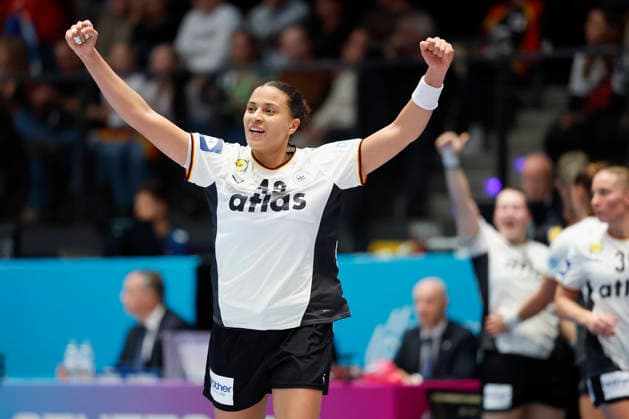 l.-r.: Aimee von Pereira (DHB, 49) celebrates after the victory against Serbia, 30.11.2025, 27TH IHF Womens Handball World Championship, WM, Weltmeisterschaft 2025, Germany - Serbia, GER, Stuttgart, Porsche Arena Copyright: HMBxMedia xHeikoxBecker