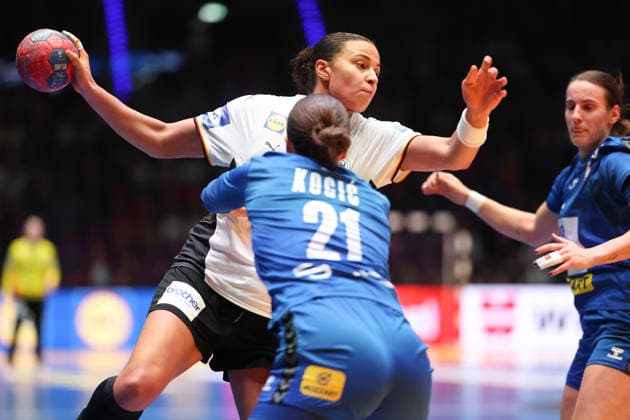 Deutschland - Serbien, IHF Handball-WM der Frauen Aimee von Pereira (Deutschland, 49). gegen Tamara Kocic (Serbien, 21). Vorrundenspiel der Handball-WM der Frauen zwischen Deutschland und Serbien am 30. November 2025 in der Porsche-Arena in Stuttgart., Stuttgart Baden-Württemberg Deutschland Porsche-Arena