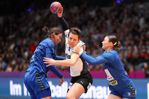 Deutschland - Serbien, IHF Handball-WM der Frauen Alina Grijseels (Deutschland, 4) setzt sich am Kreis gegen zwei Serbinen durch. Vorrundenspiel der Handball-WM der Frauen zwischen Deutschland und Serbien am 30. November 2025 in der Porsche-Arena in Stuttgart., Stuttgart Baden-Württemberg Deutschland Porsche-Arena